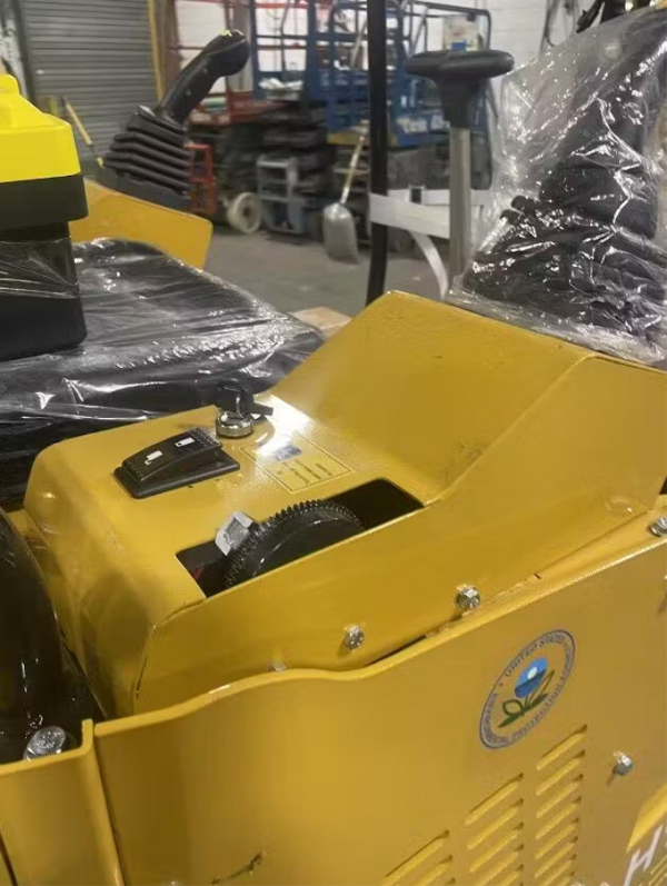 AGT 2025 Latest model H15R 1.5 Ton 13.5HP Mini & Small Excavator, With Pilot System Gasoline Yellow Design For Sale| AGT-H15R - Image 8